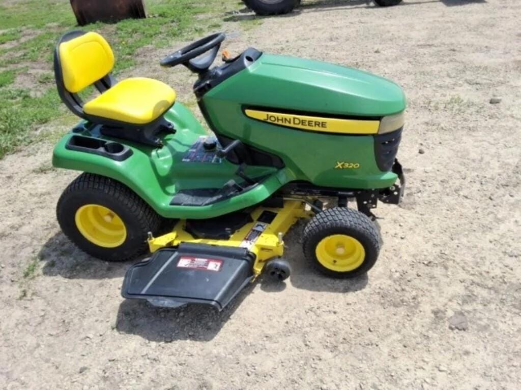 John Deere X320 Equipment Image0