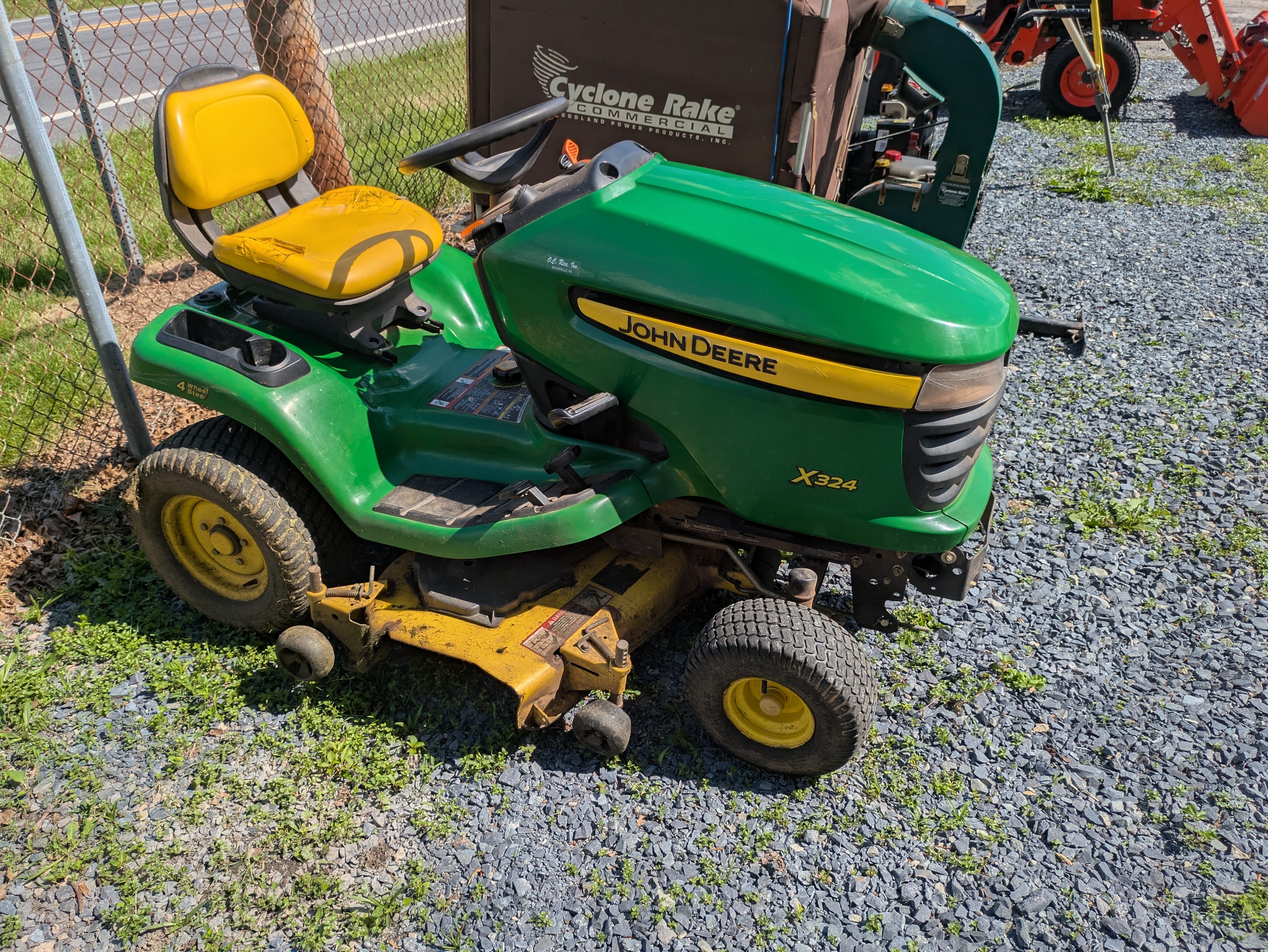John Deere X324 Equipment Image0