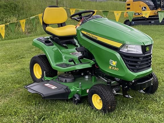 Image of John Deere X330 equipment image 4