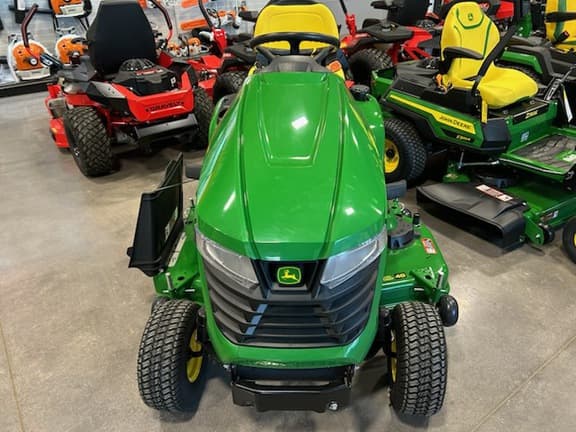Image of John Deere X330 equipment image 1