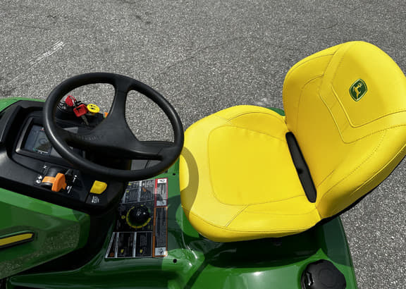 Image of John Deere X370 equipment image 2