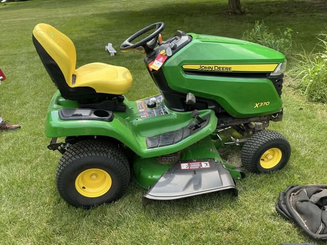 Image of John Deere X370 equipment image 3
