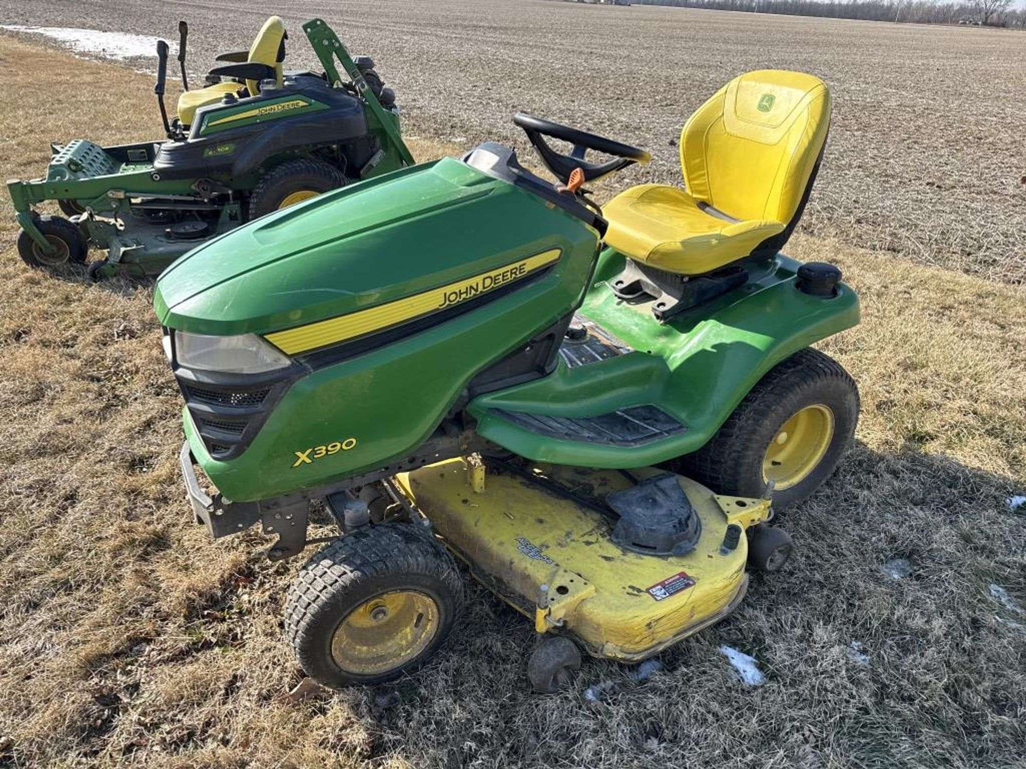 John Deere X390 Equipment Image0