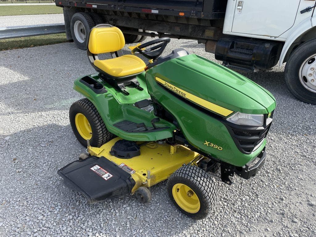 Tractor Zoom John Deere X390