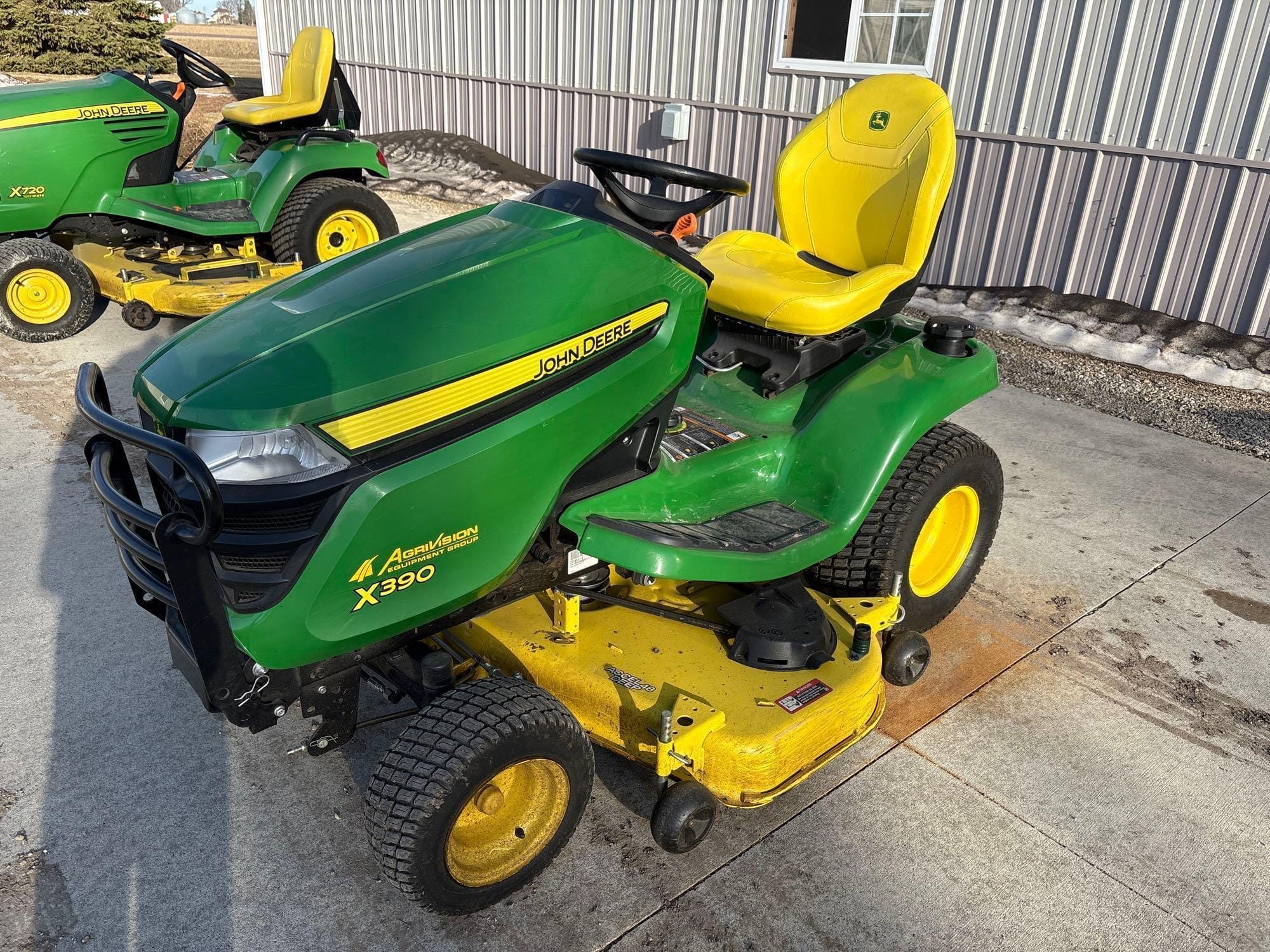 John Deere X390 Equipment Image0