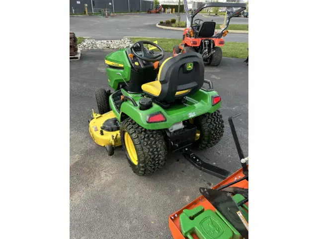 Image of John Deere X580 equipment image 4