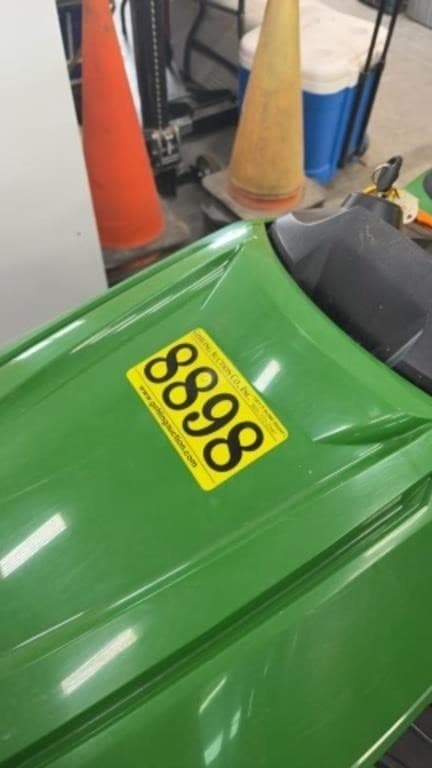 Image of John Deere X580 equipment image 4