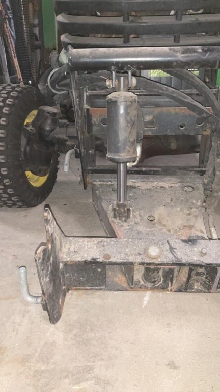 Image of John Deere X585 equipment image 3