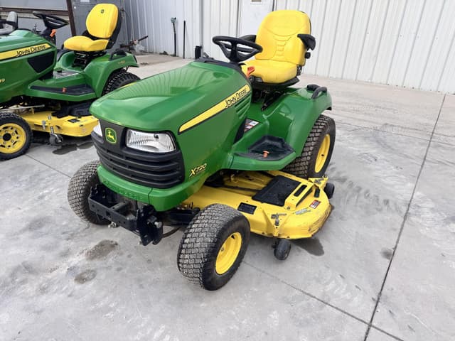 Image of John Deere X720 equipment image 1