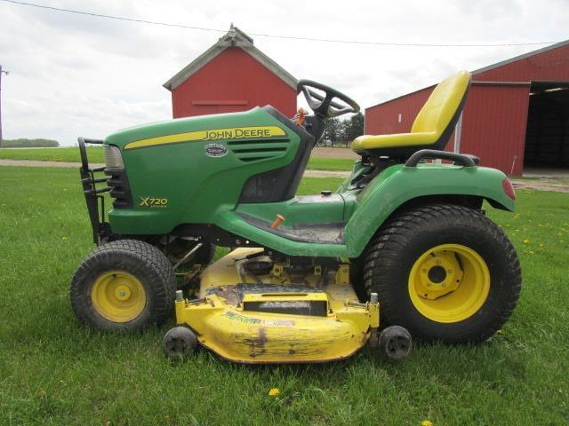 Image of John Deere X720 equipment image 2