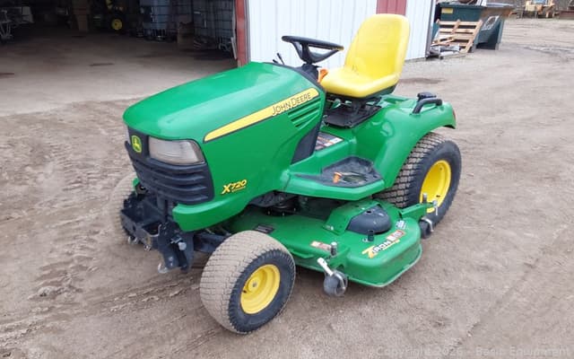 Image of John Deere X720 equipment image 1