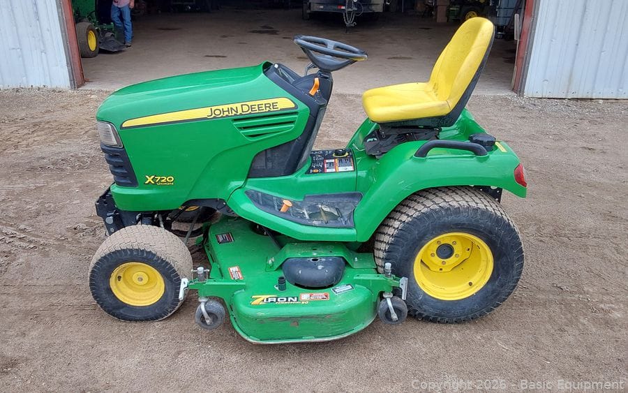 John Deere X720 Equipment Image0