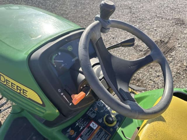 Image of John Deere X724 equipment image 3