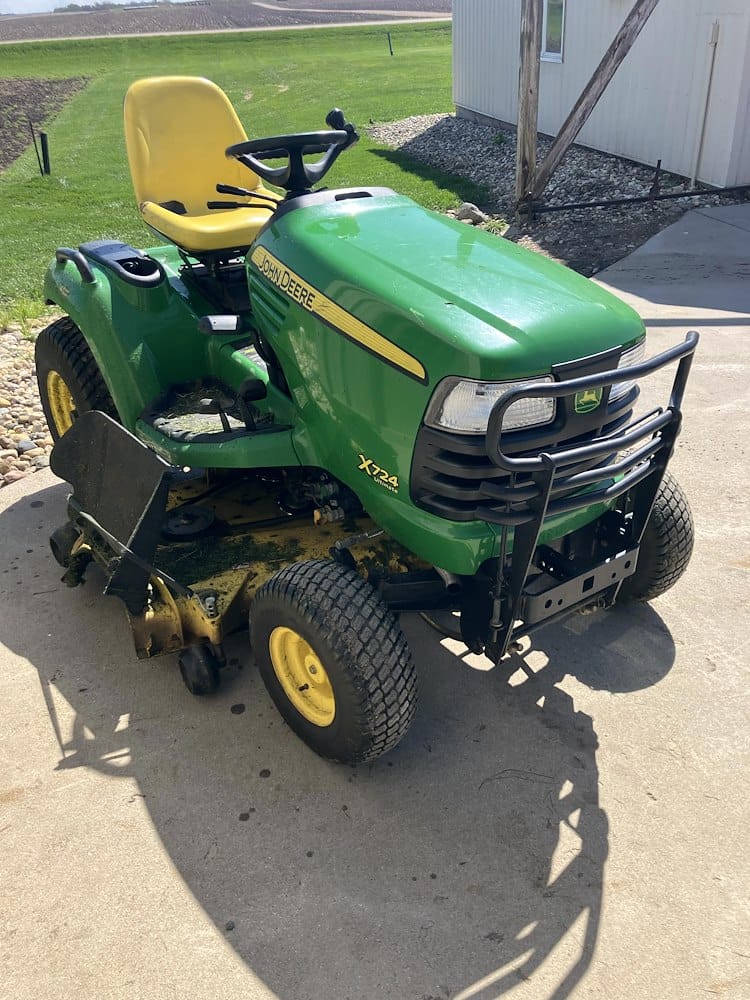 John Deere X724 Equipment Image0
