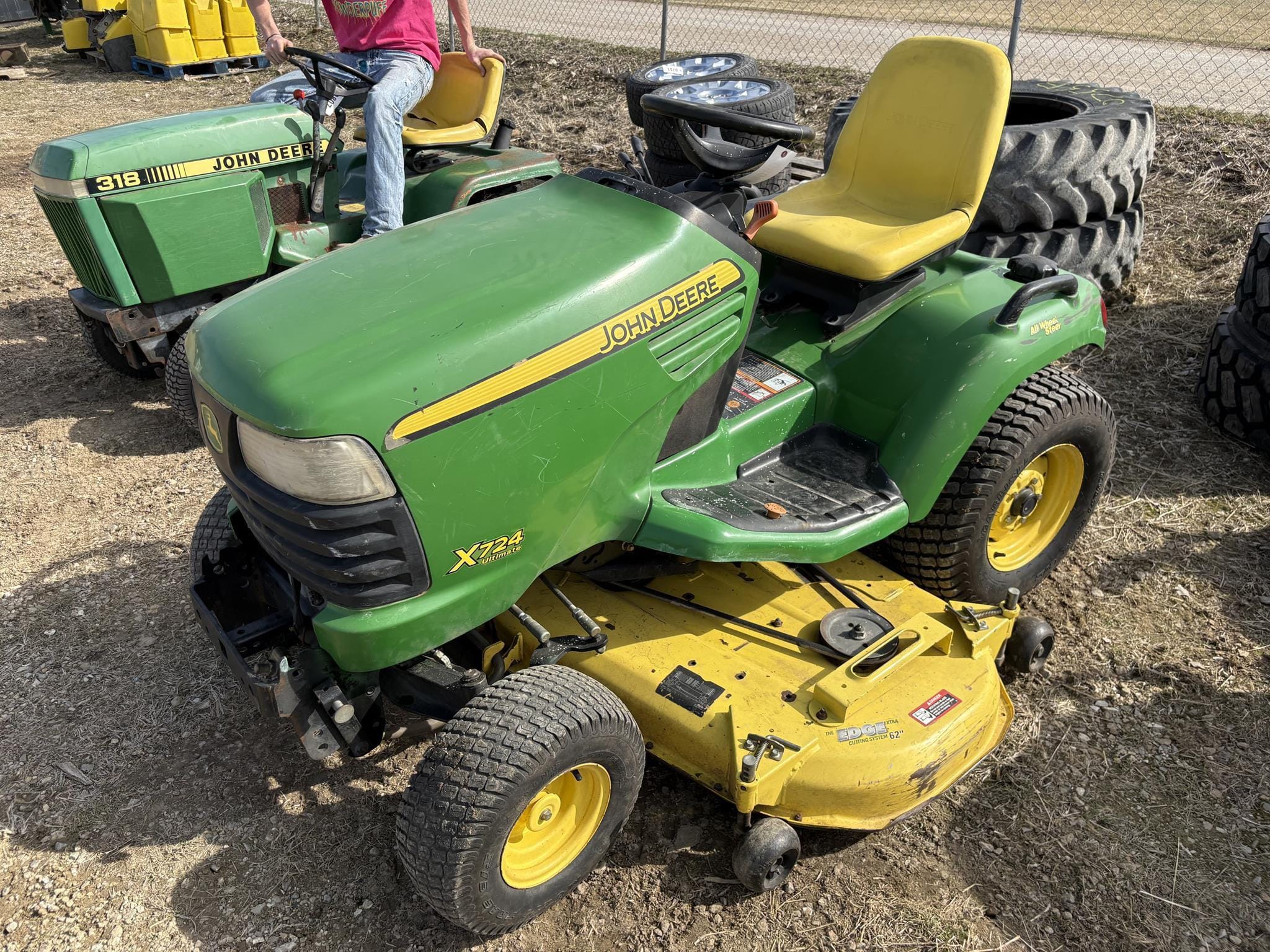 John Deere X724 Equipment Image0