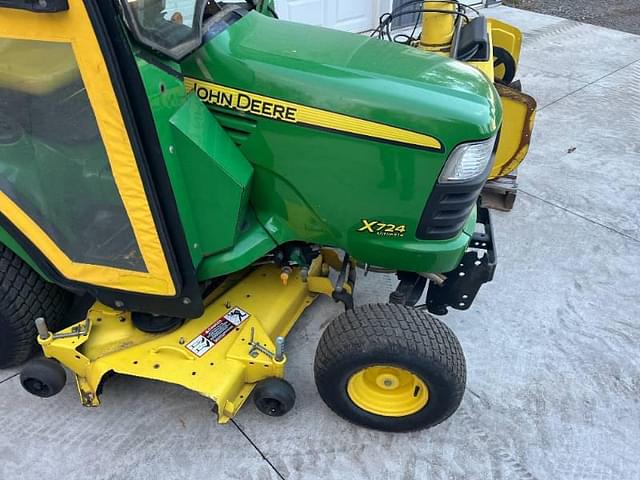 Image of John Deere X724 equipment image 2