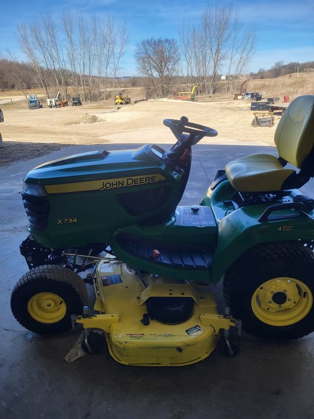 Image of John Deere X734 equipment image 3