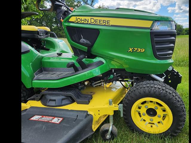 Image of John Deere X739 equipment image 3