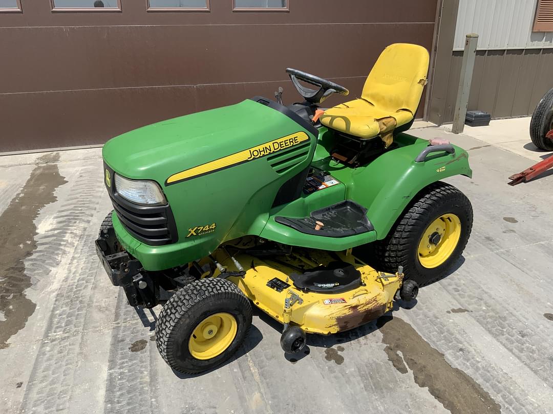 Image of John Deere X744 Primary image