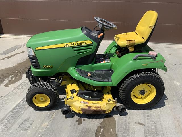 Image of John Deere X744 equipment image 1