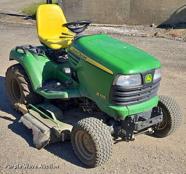 Image of John Deere X748 equipment image 2