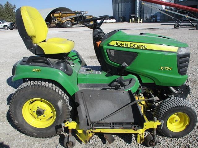 Image of John Deere X754 equipment image 3