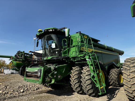 Image of John Deere X9 1100 equipment image 2