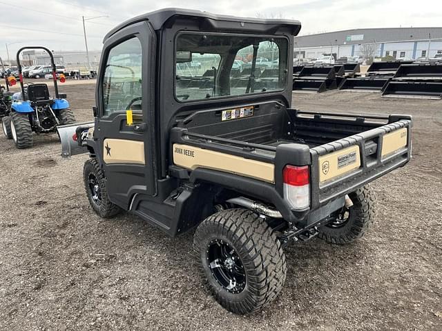 Image of John Deere XUV 835M equipment image 1