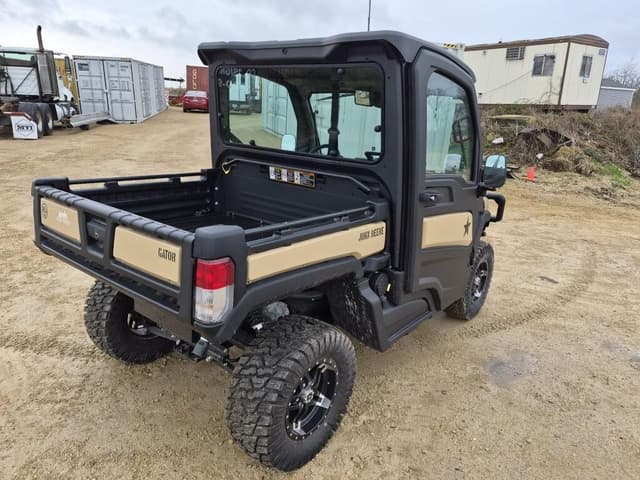 Image of John Deere XUV 835M equipment image 4