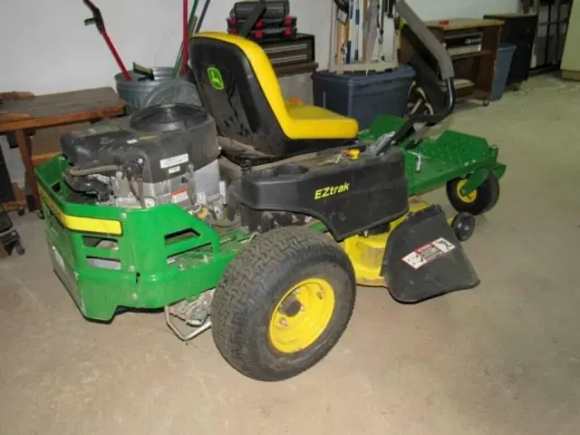 Image of John Deere Z235 equipment image 4