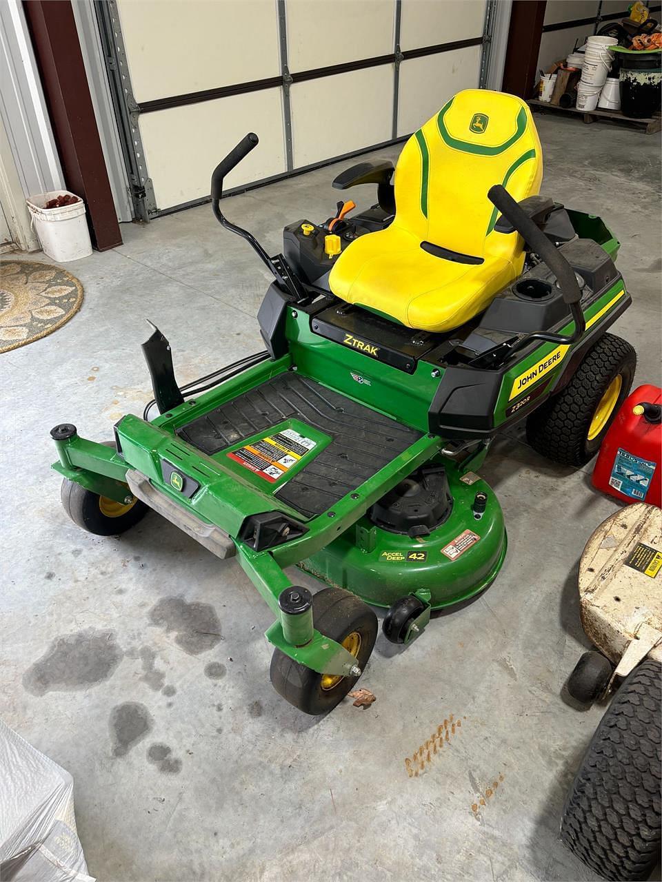 Image of John Deere Z320R Image 0