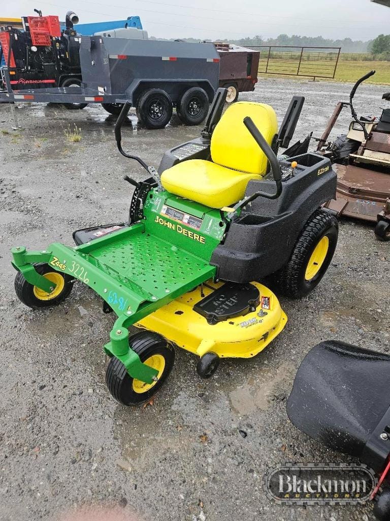 John Deere Z445 Equipment Image0