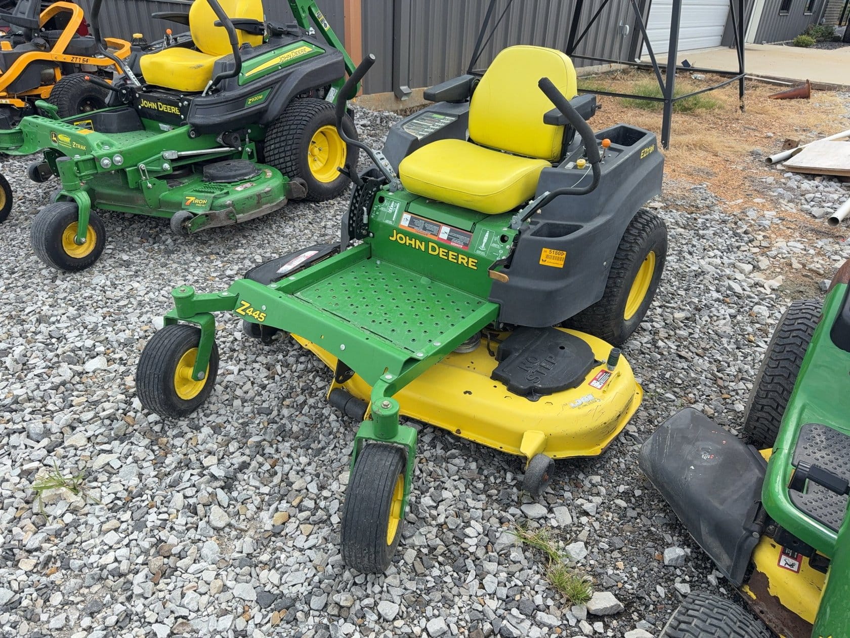 John Deere Z445 Equipment Image0