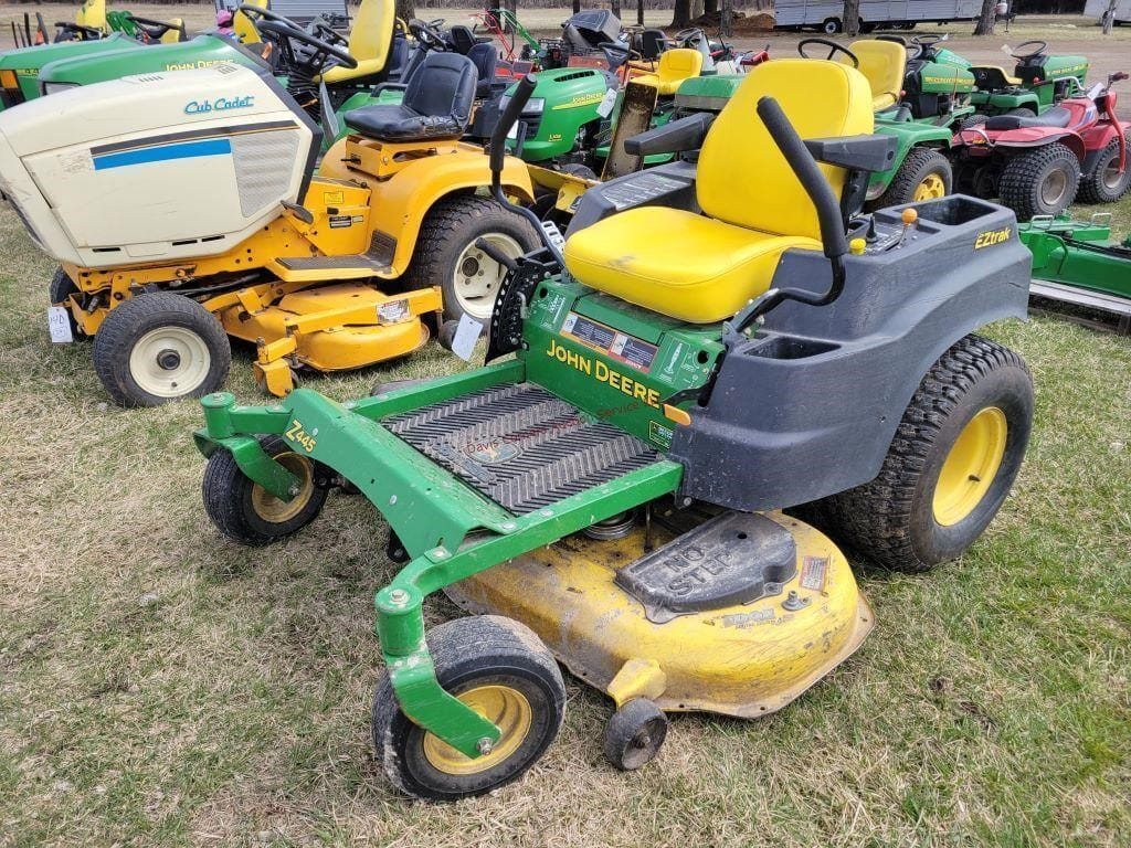 John Deere Z445 Equipment Image0