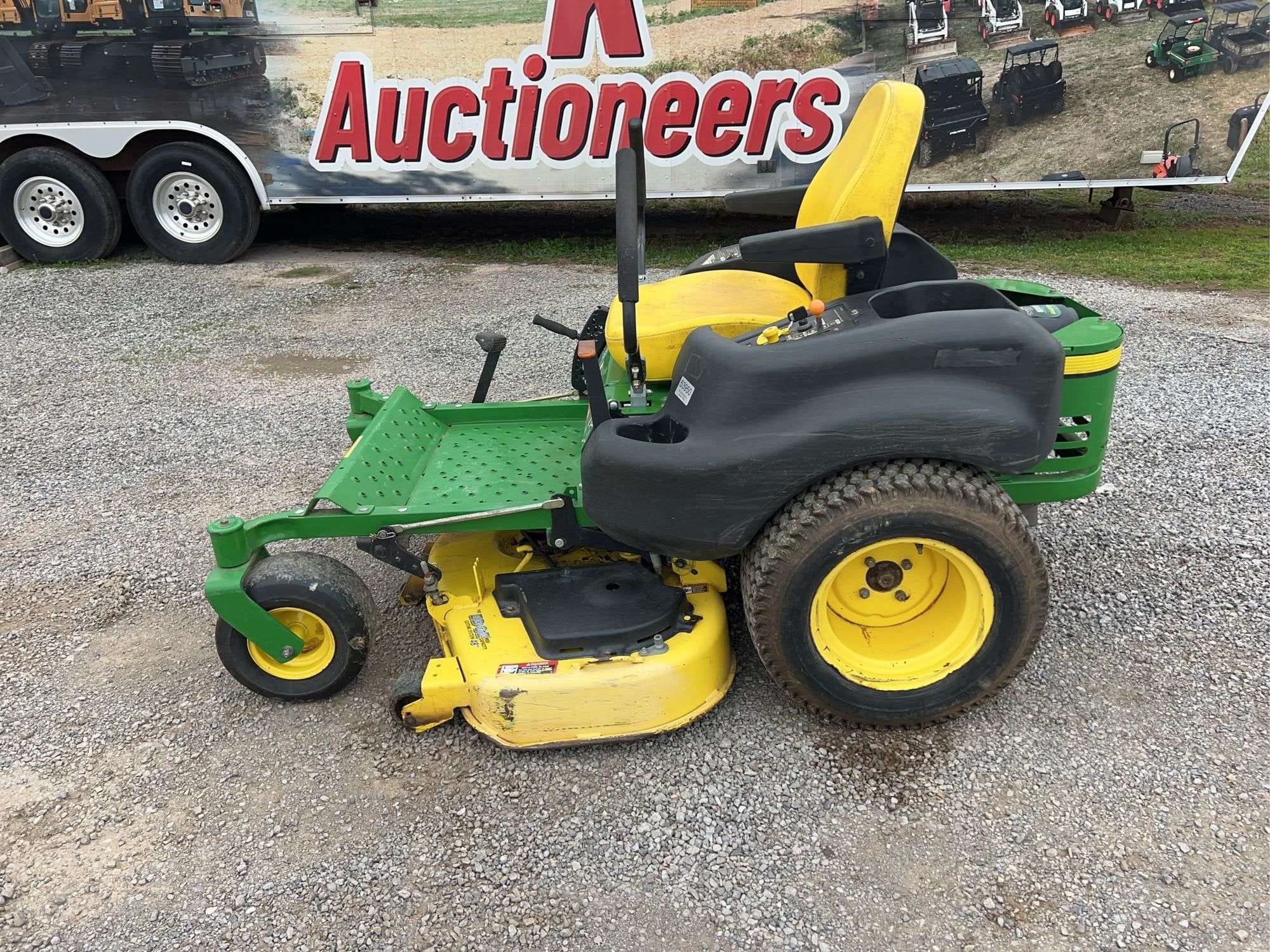 John Deere Z645 Equipment Image0