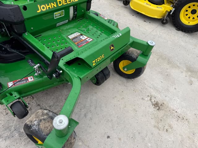 Image of John Deere Z720E equipment image 4