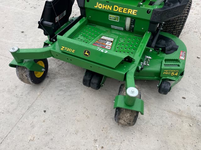 Image of John Deere Z720E equipment image 1