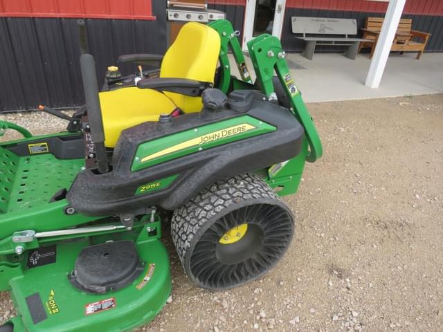 Image of John Deere Z915E equipment image 1