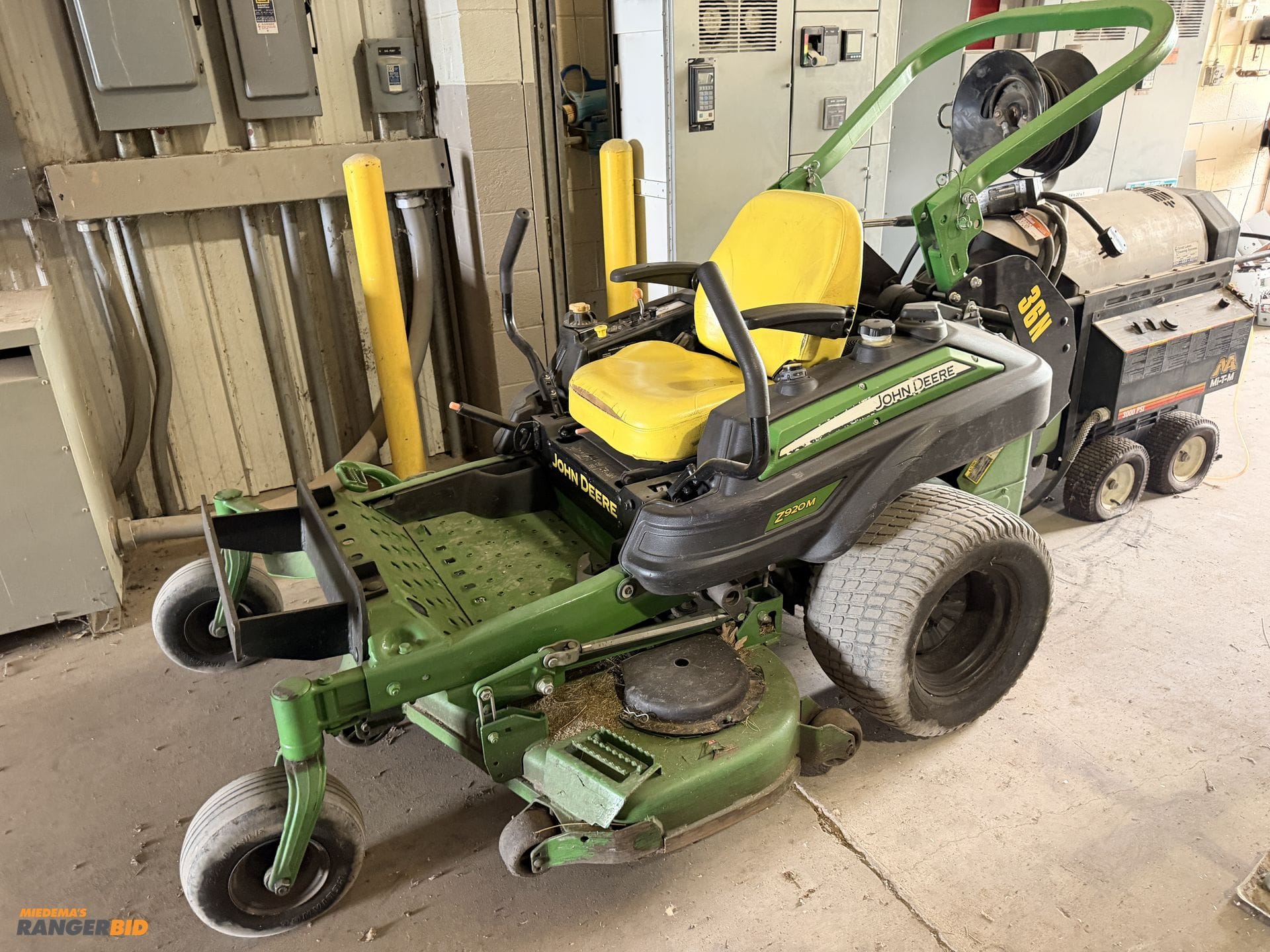 John Deere Z920M Equipment Image0