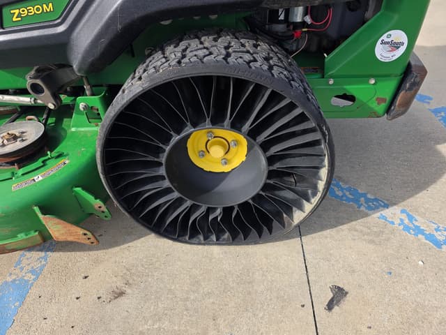 Image of John Deere Z930M equipment image 4