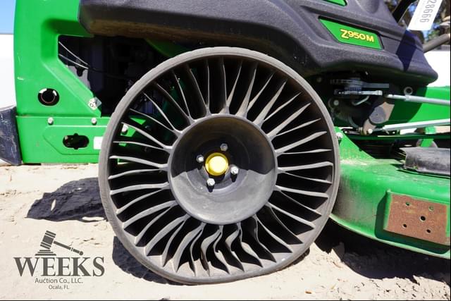 Image of John Deere Z950M equipment image 4