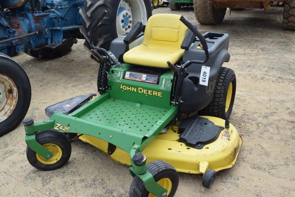 John Deere Z425 Equipment Image0
