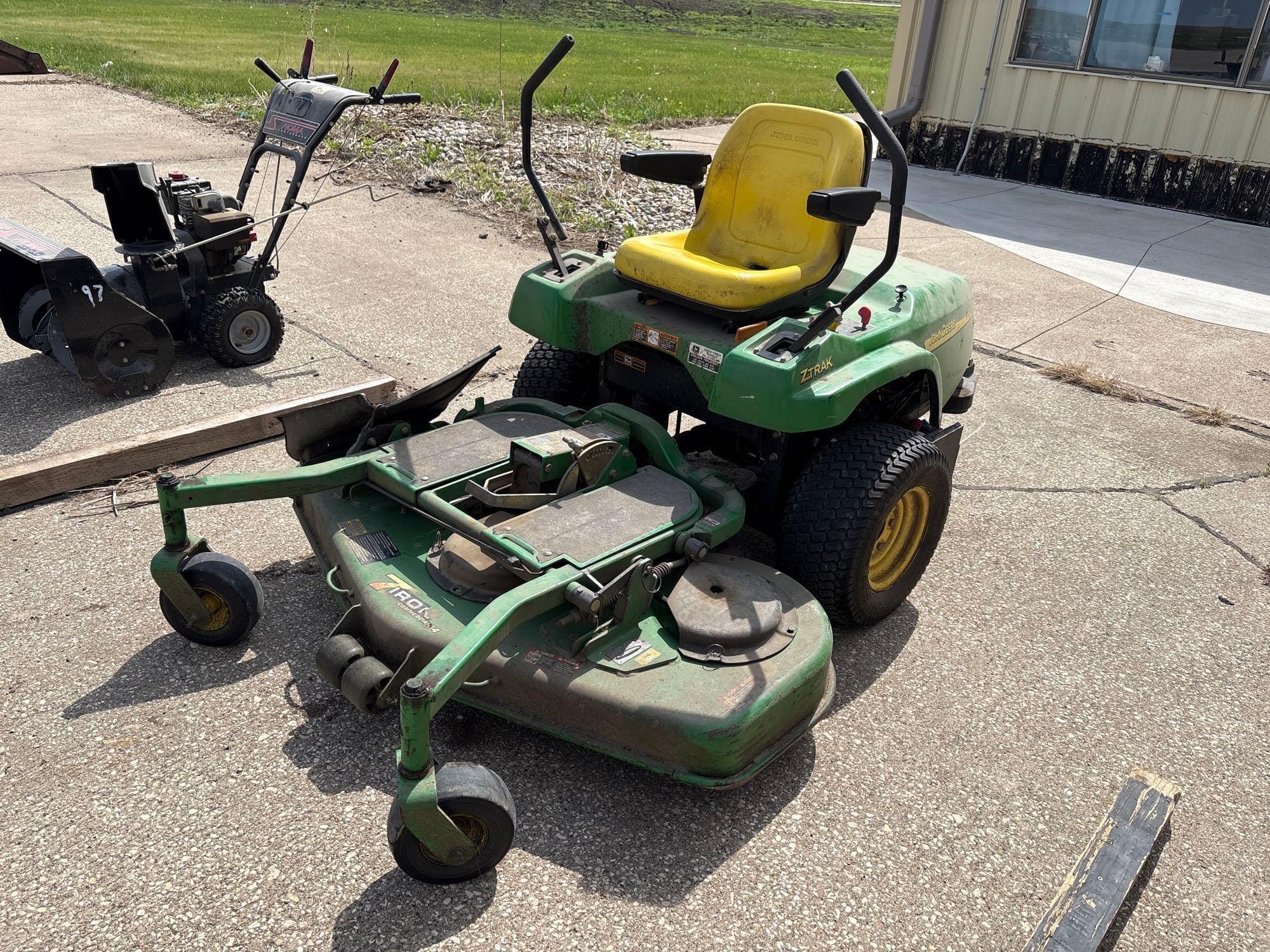 John Deere F687 Equipment Image0