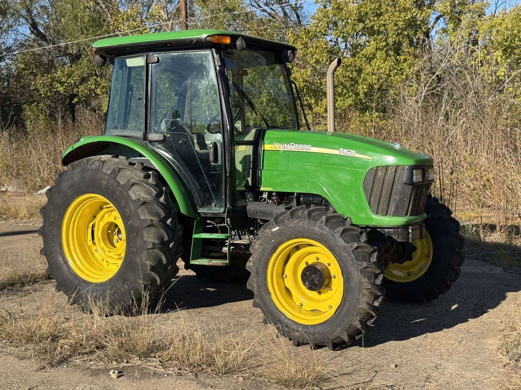 John Deere 5625 Equipment Image0