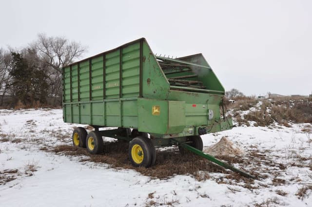 Image of John Deere 716 equipment image 3
