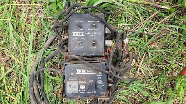 Image of Gehl 1860 equipment image 3