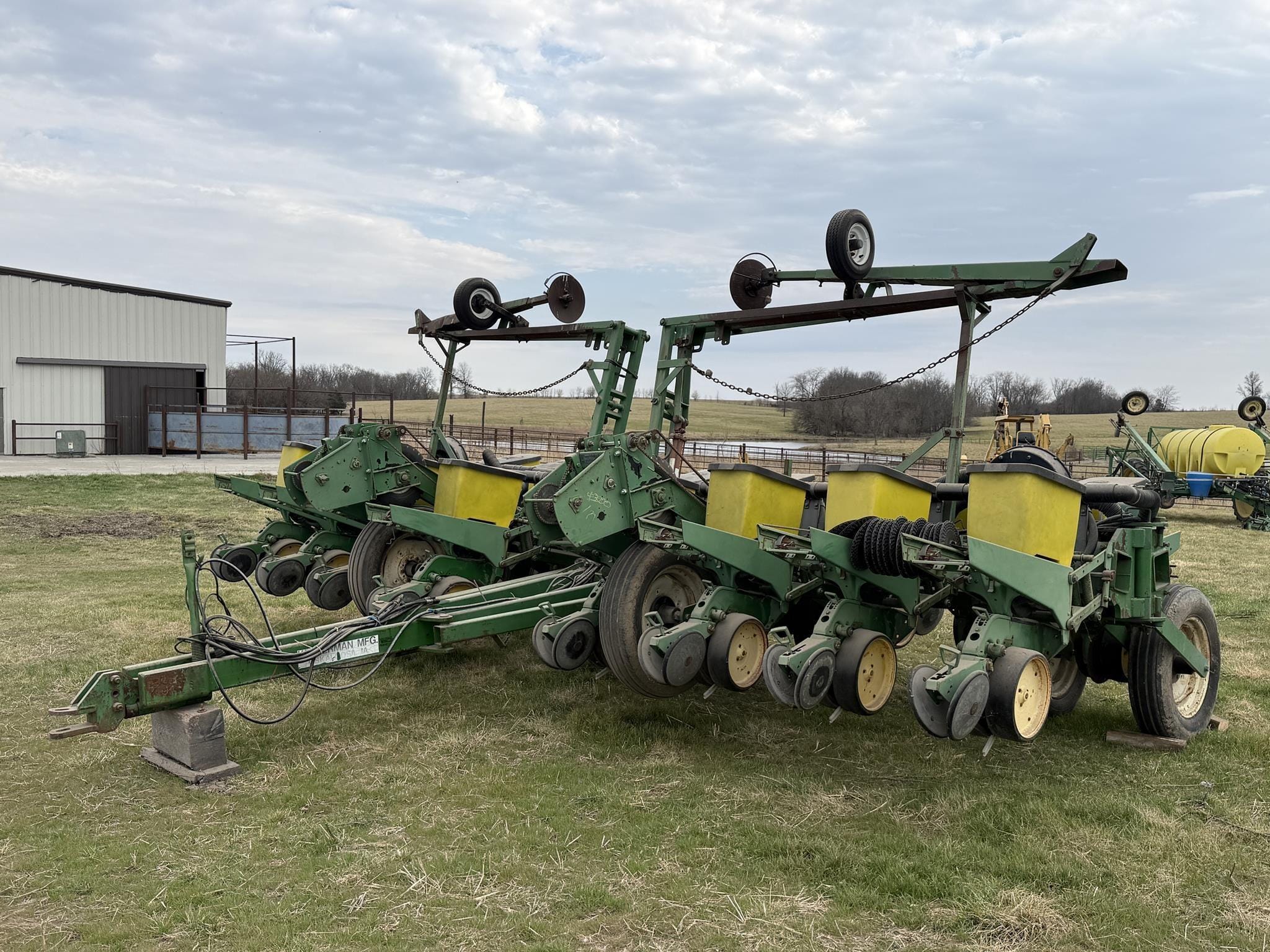 John Deere 7200 Equipment Image0