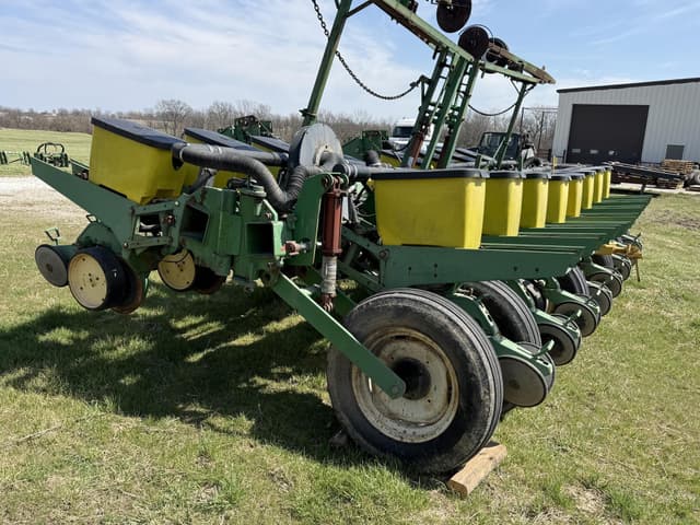 Image of John Deere 7200 equipment image 4