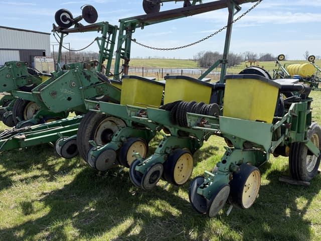 Image of John Deere 7200 equipment image 1