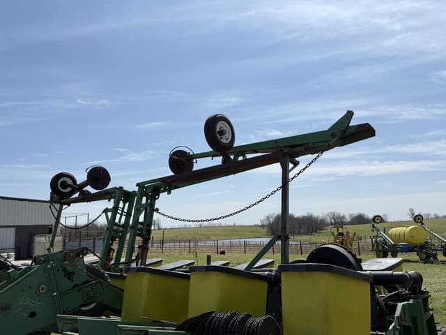 Image of John Deere 7200 equipment image 3